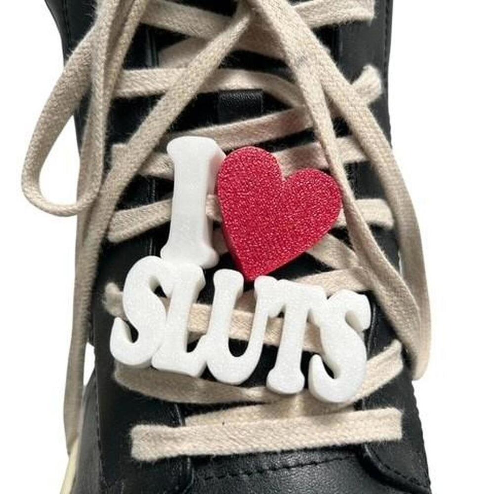 I love (heart) sluts shoelace charm accessory